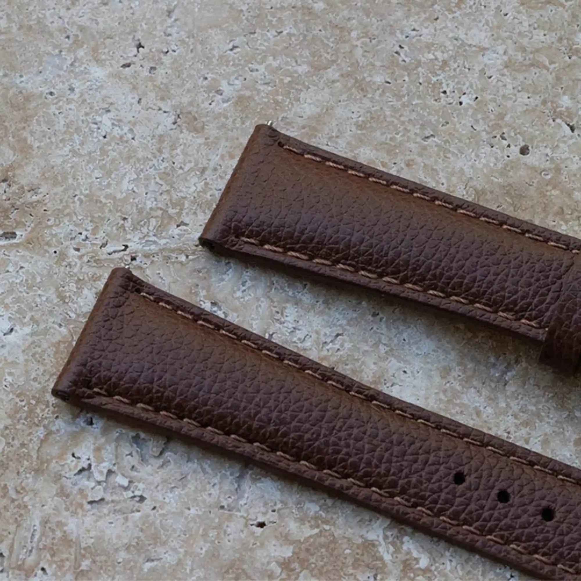 Bracelet cognac sur fond pierre 