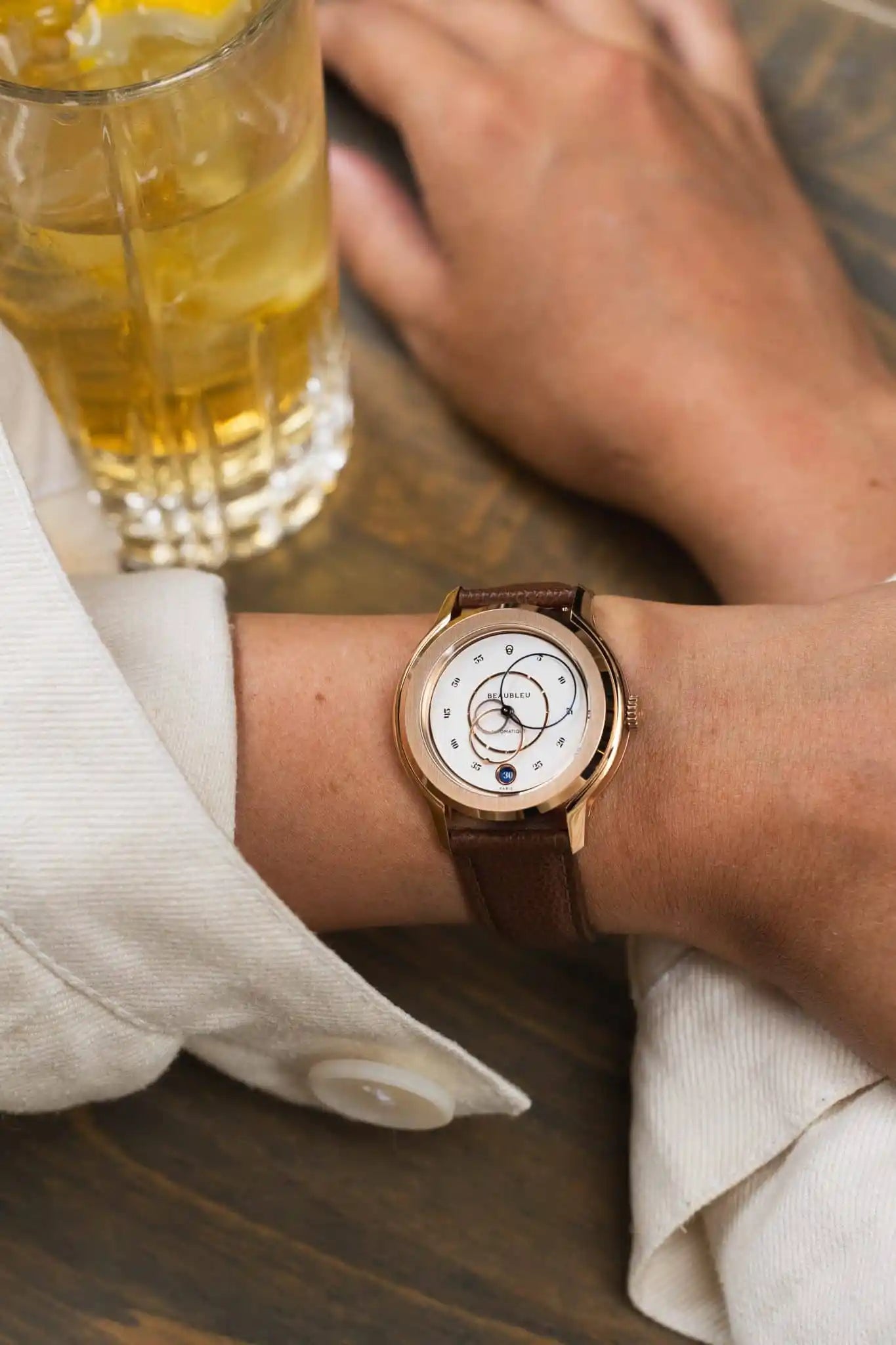 Montre Ecce Lys, bracelet cognac sur poignet 