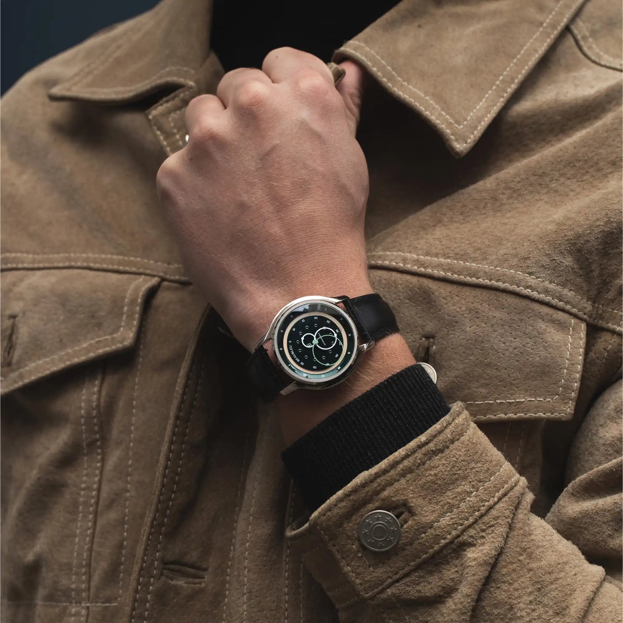 Montre Beaubleu GMT Verte bracelet cuir noir sur poignet homme