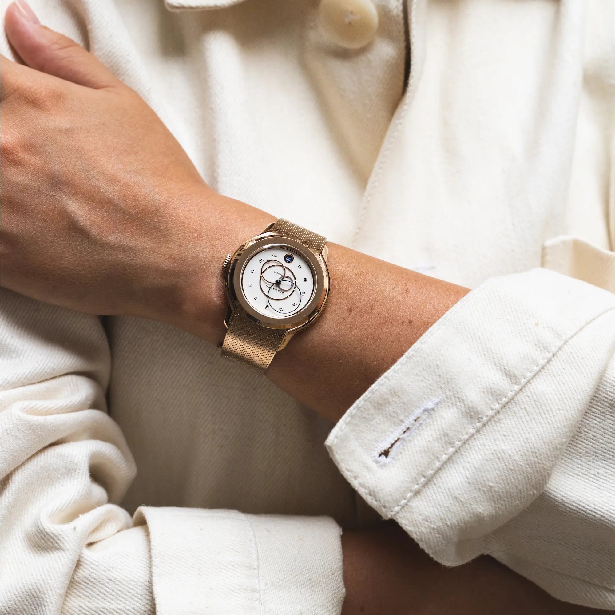 Montre Ecce Lys avec bracelet or rose sur poignet