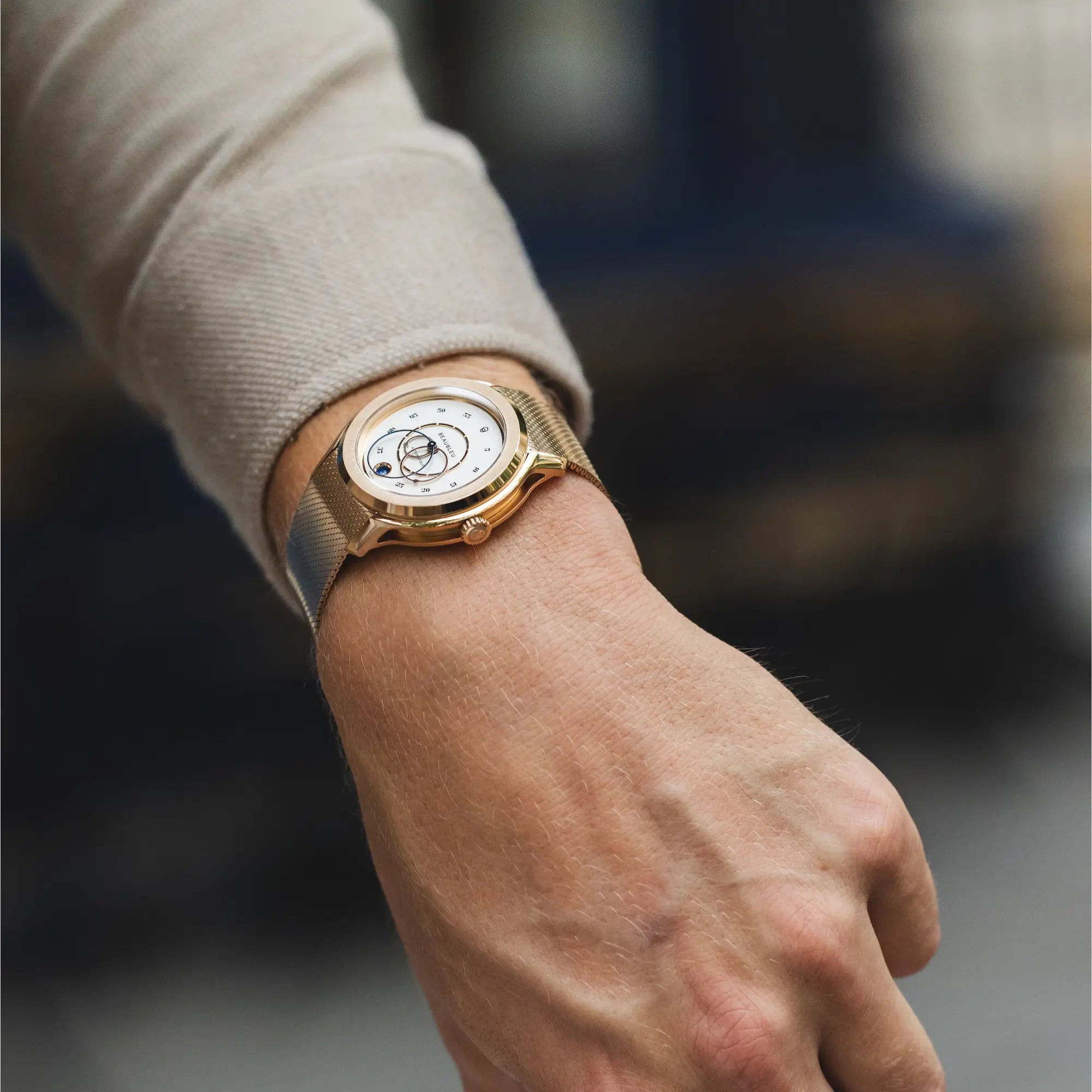 Montre Ecce Lys avec bracelet or rose sur poignet