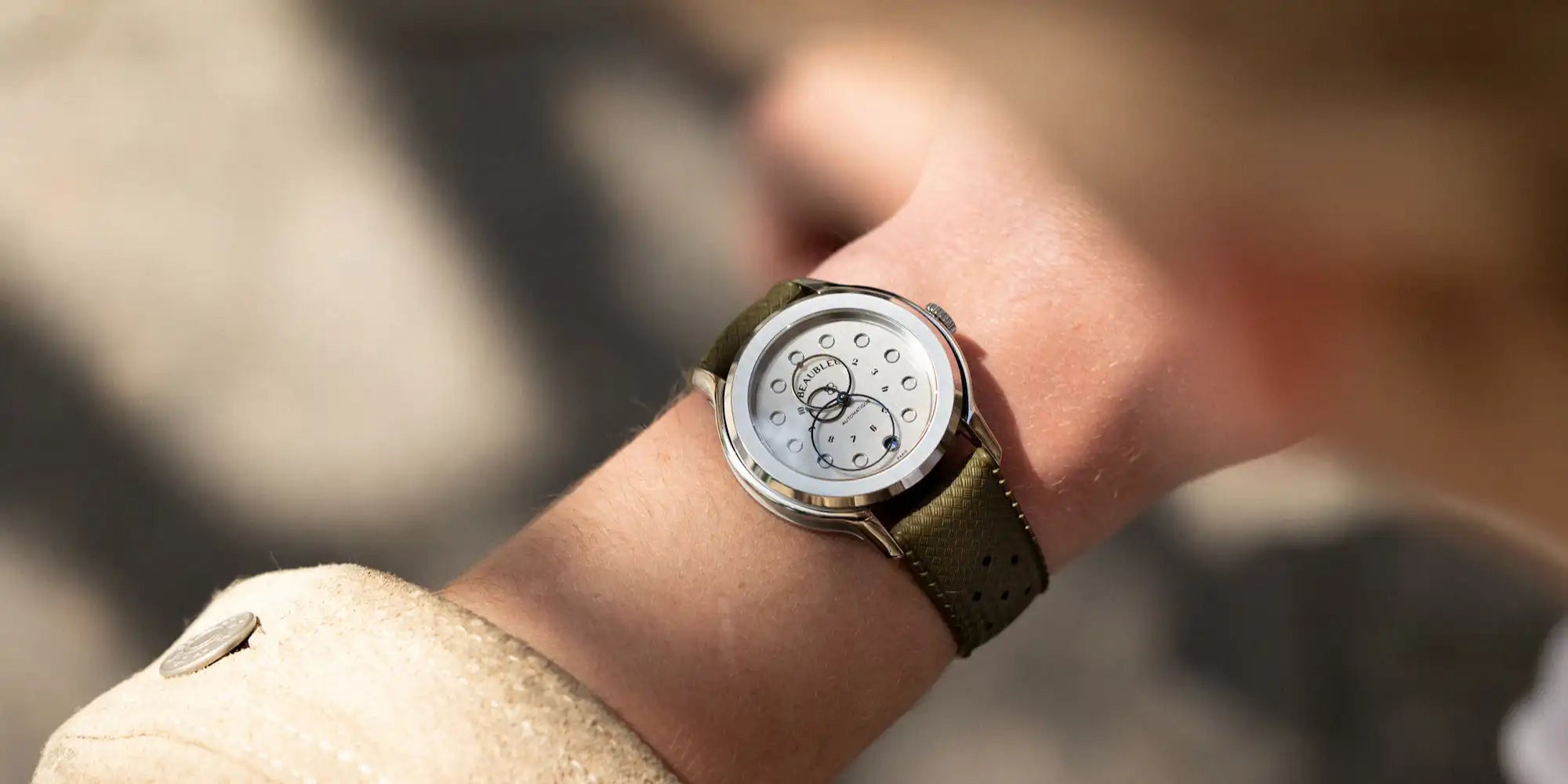 Montre Vitruve Date Acier avec bracelet Tropic kaki sur poignet