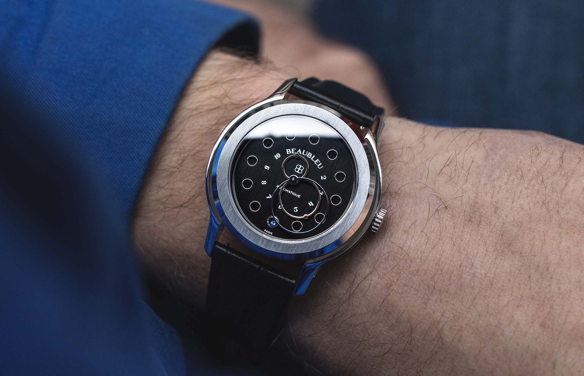 Montre Beaubleu Date Noir avec bracelet cuir noir sur poignet