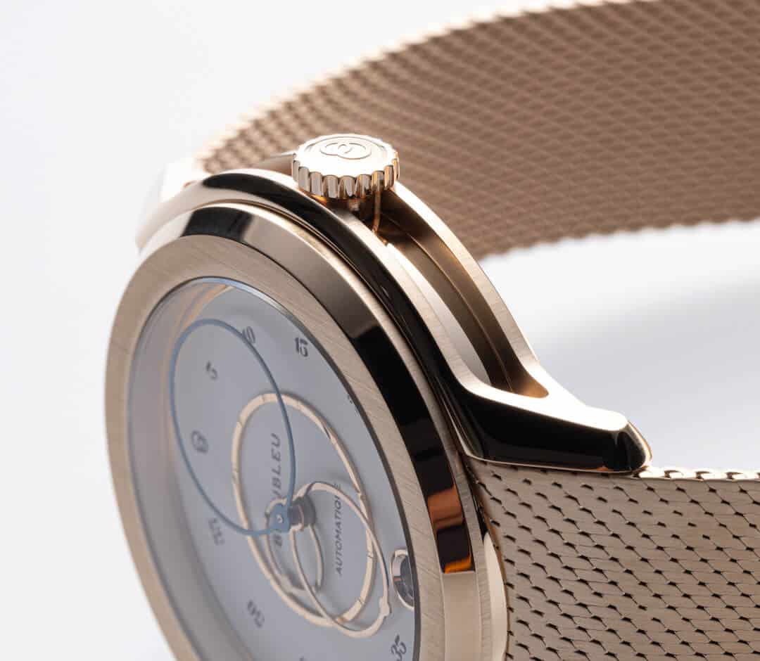 Montre Beaubleu ECCE Lys posée de côté sur fond blanc