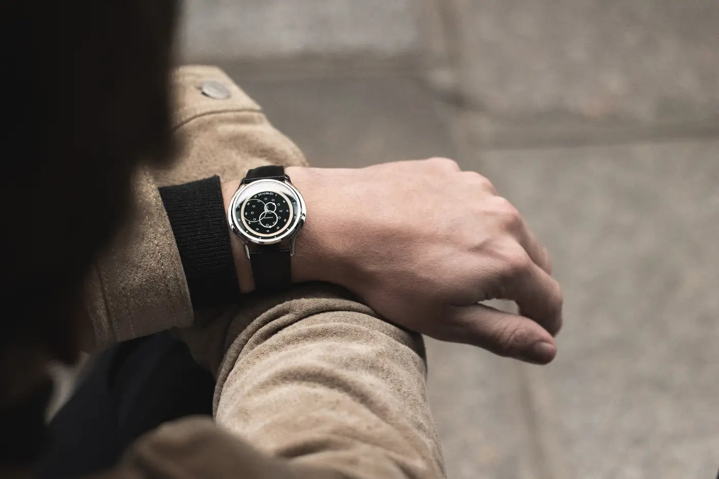 Montre GMT Green avec bracelet cuir noir au poignet d'un homme