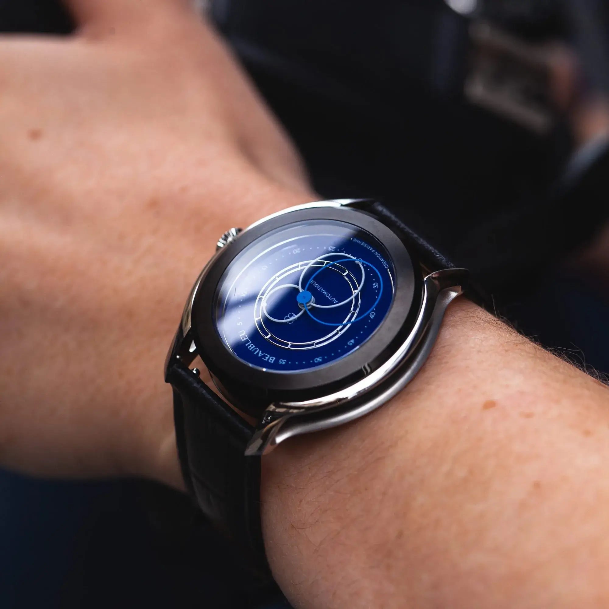 Montre Beaubleu Intrepide bleu sur bracelet cuir noir au poignet d'un homme