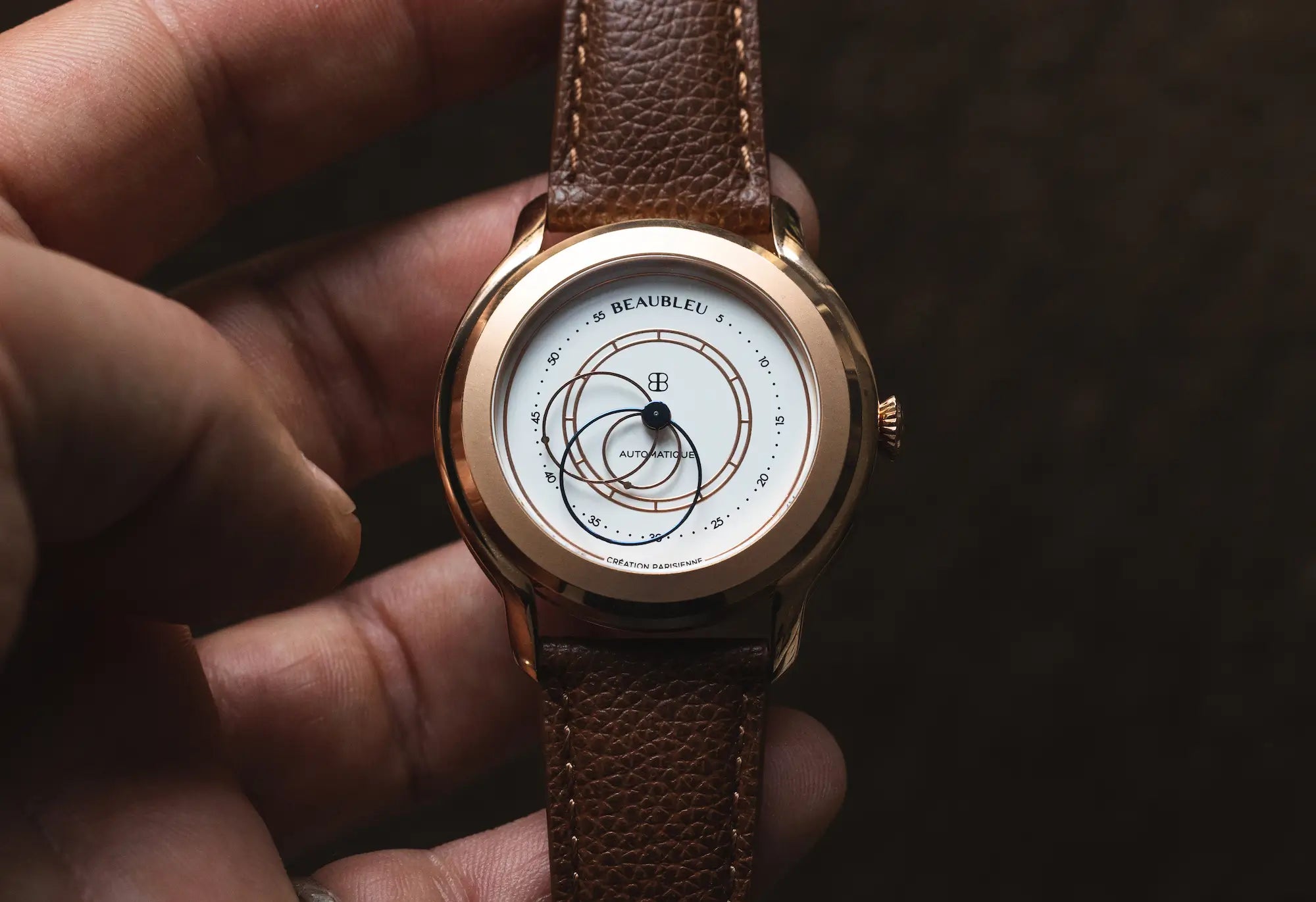 Montre Union Olympe sur bracelet cuir grainé cognac, tenue en main