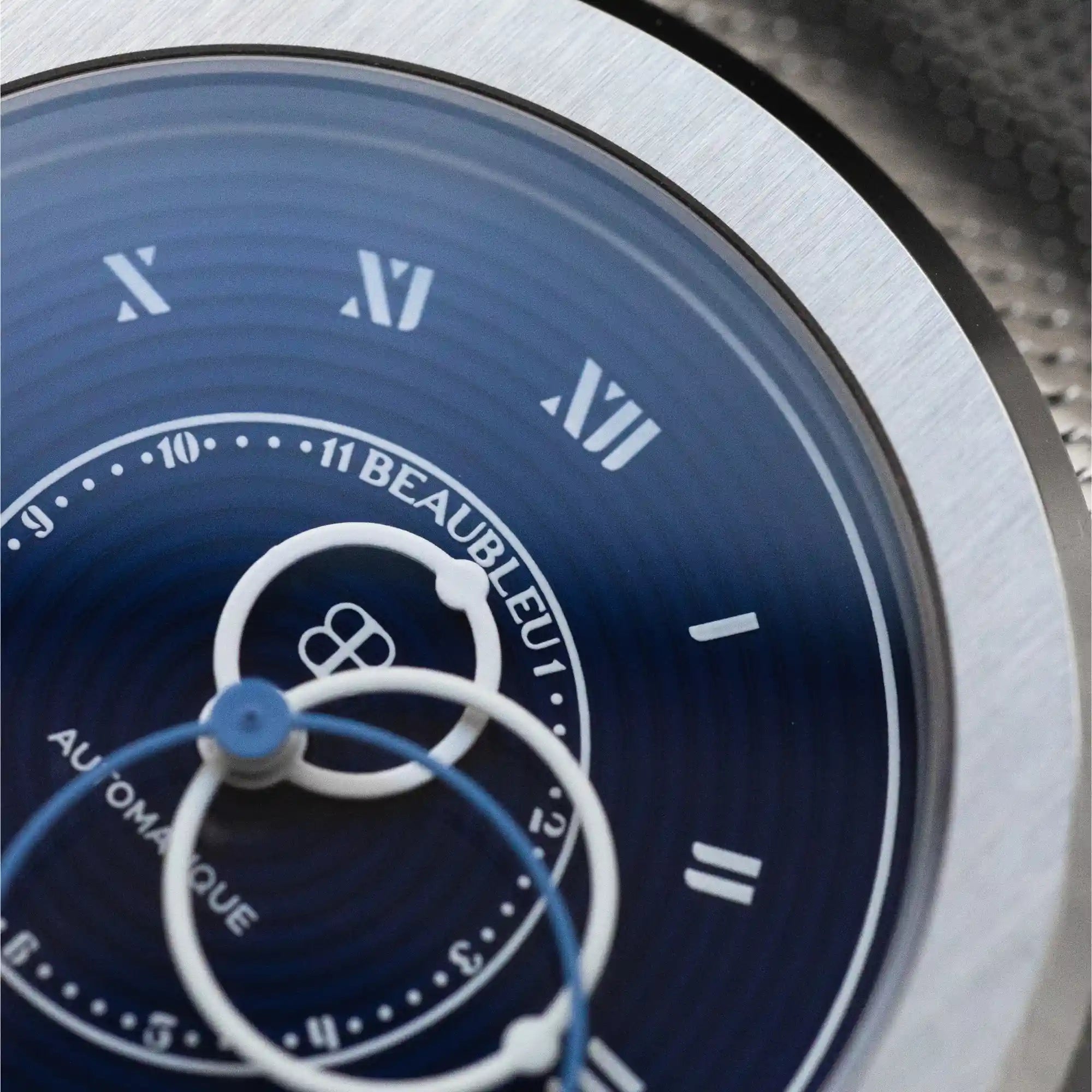 Gros plan sur le cadran de la Vitruve Origine Blue 