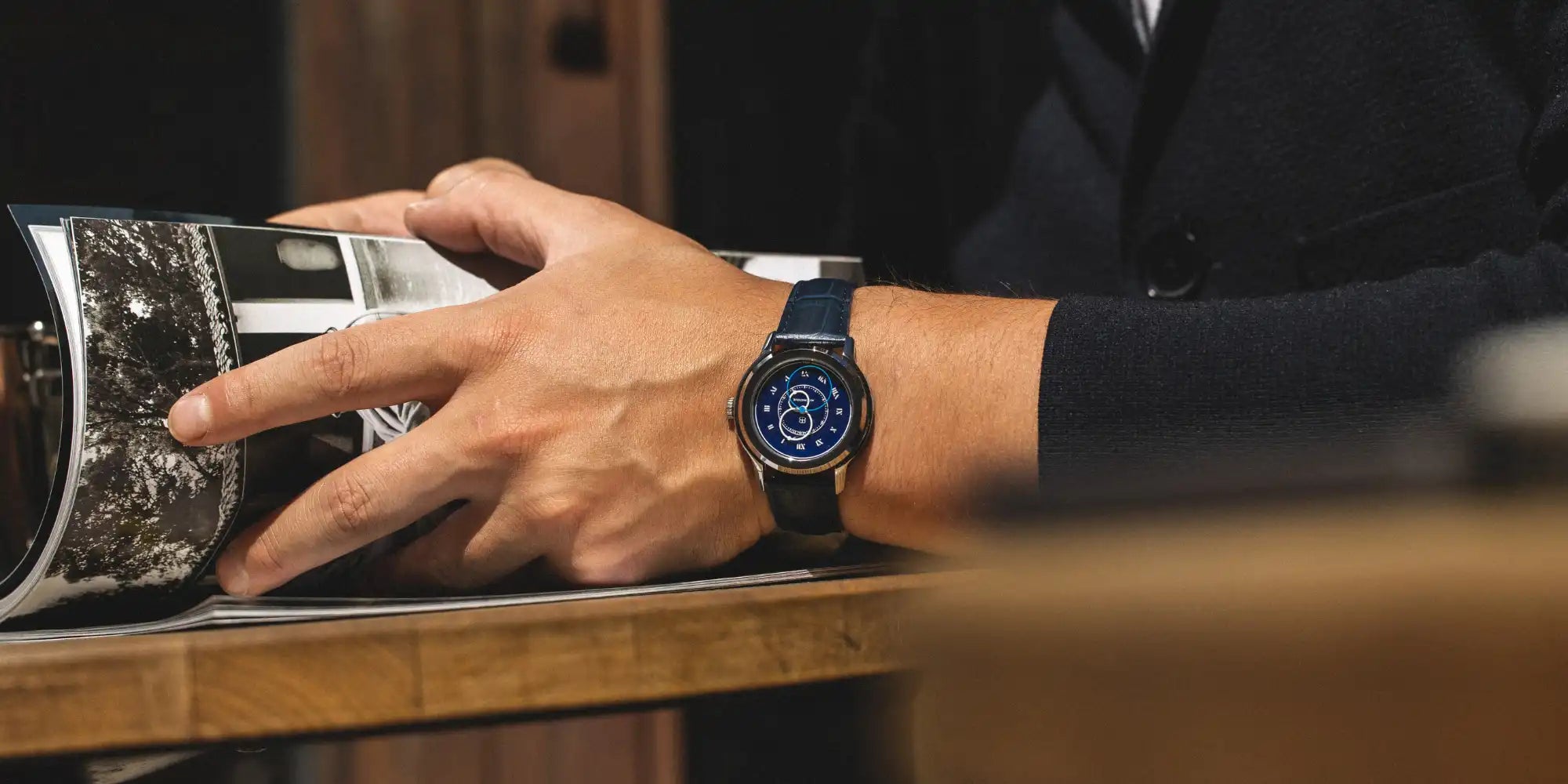 Montre Origine bleu sur bracelet cuir bleu au poignet d'un homme 