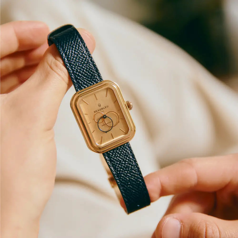 Montre Beaubleu Ecce Figura Sienna tenue entre deux mains