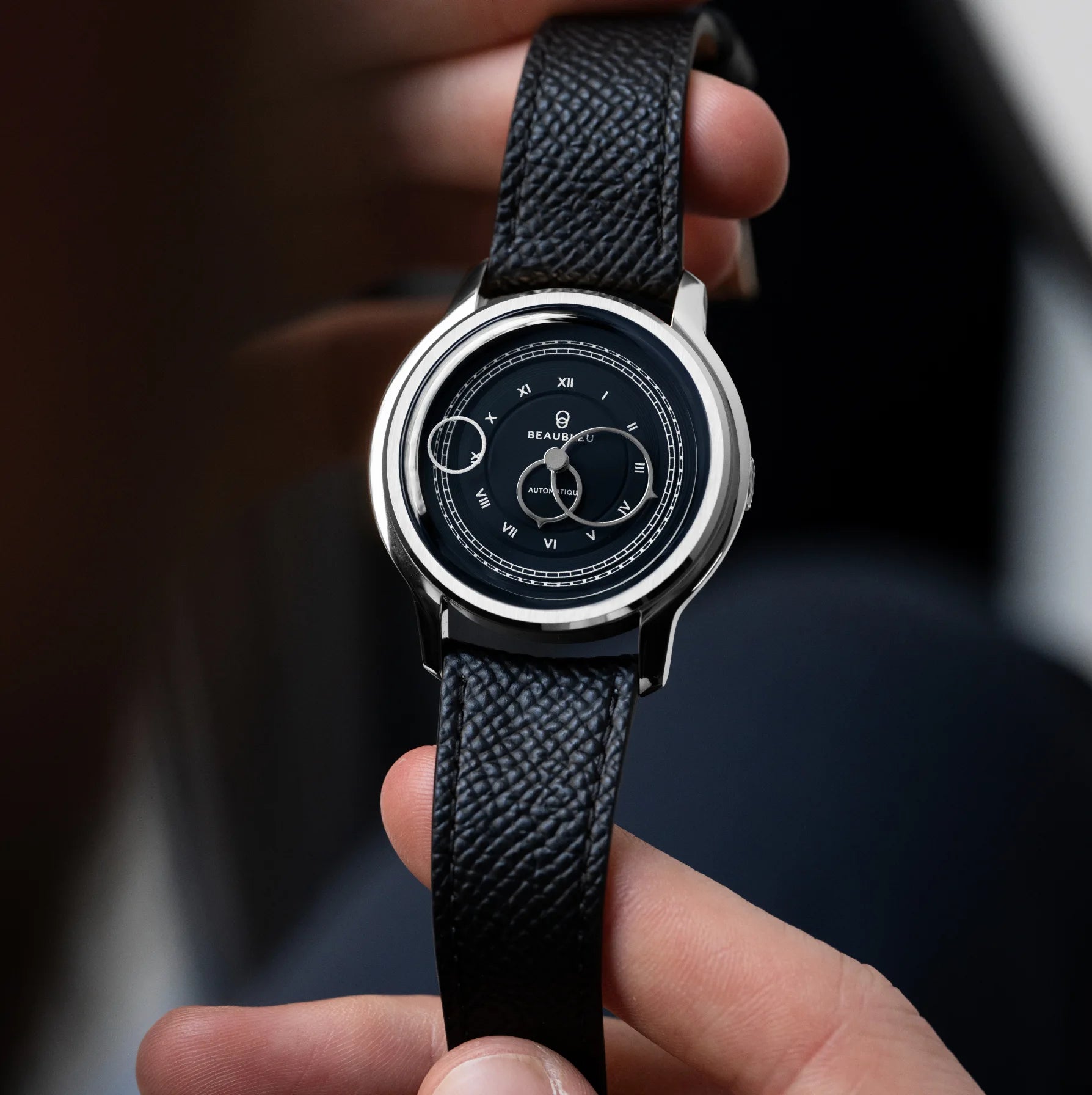 Montre La Pièce Empire de Beaubleu avec bracelet grainé tenue dans les mains