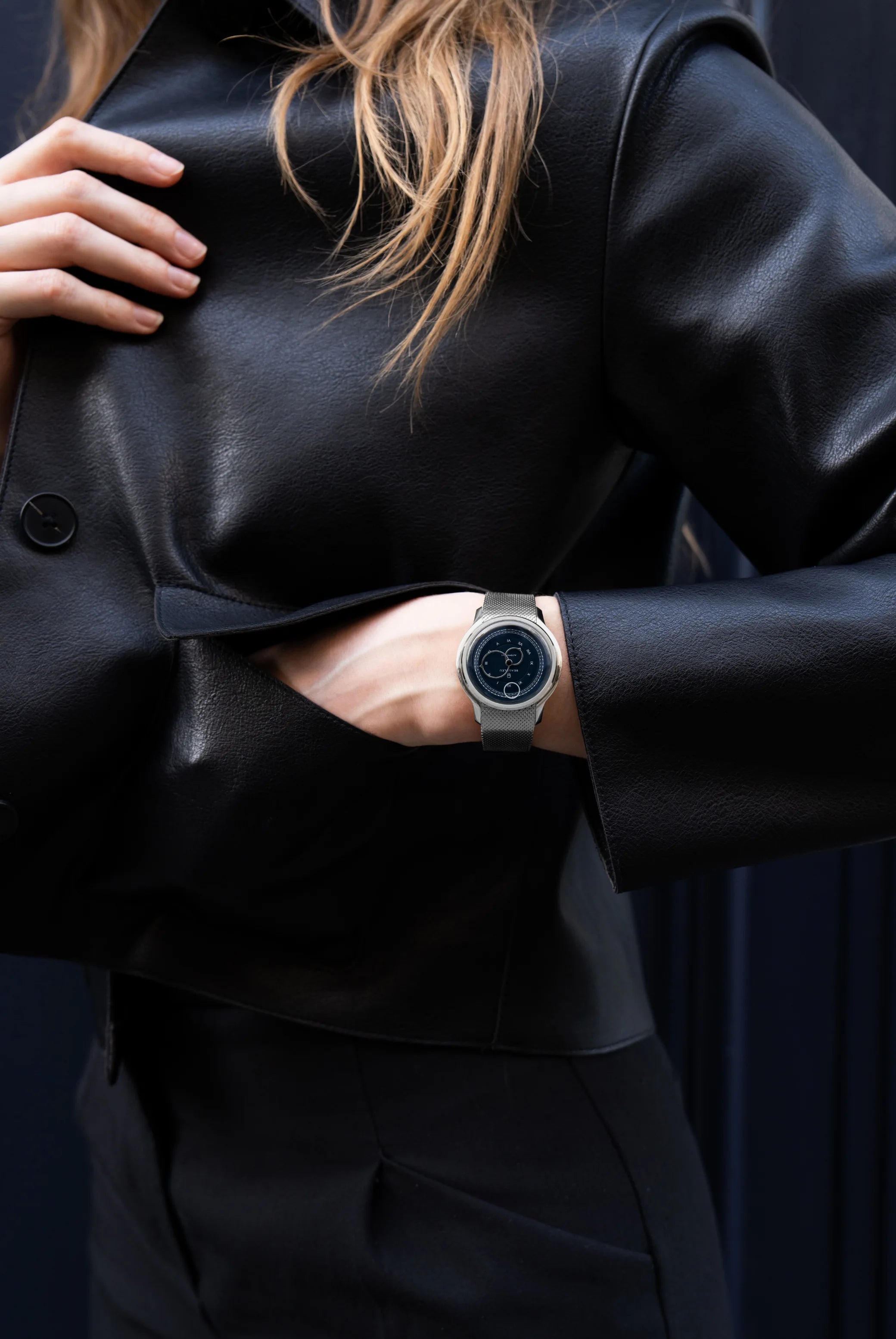 Montre Beaubleu La Pièce Empire avec bracelet acier portée au poignet