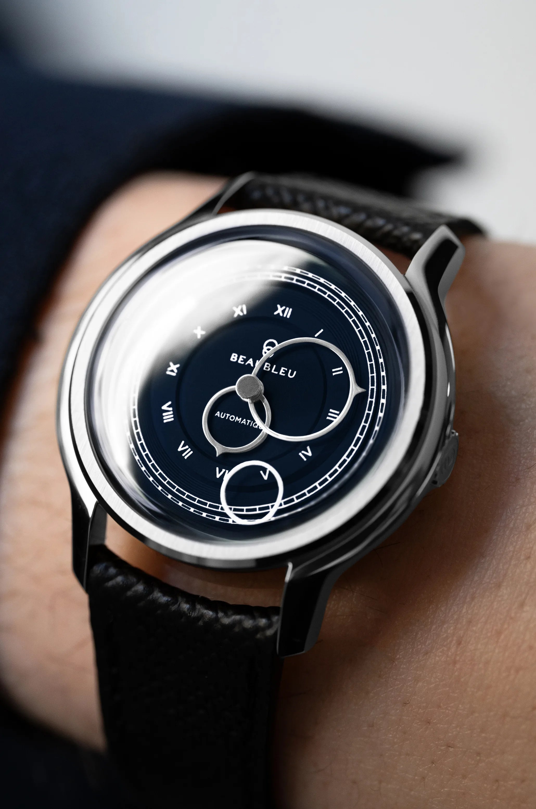 Montre Beaubleu La Pièce cadran bleu avec bracelet cuir grainé portée au poignet