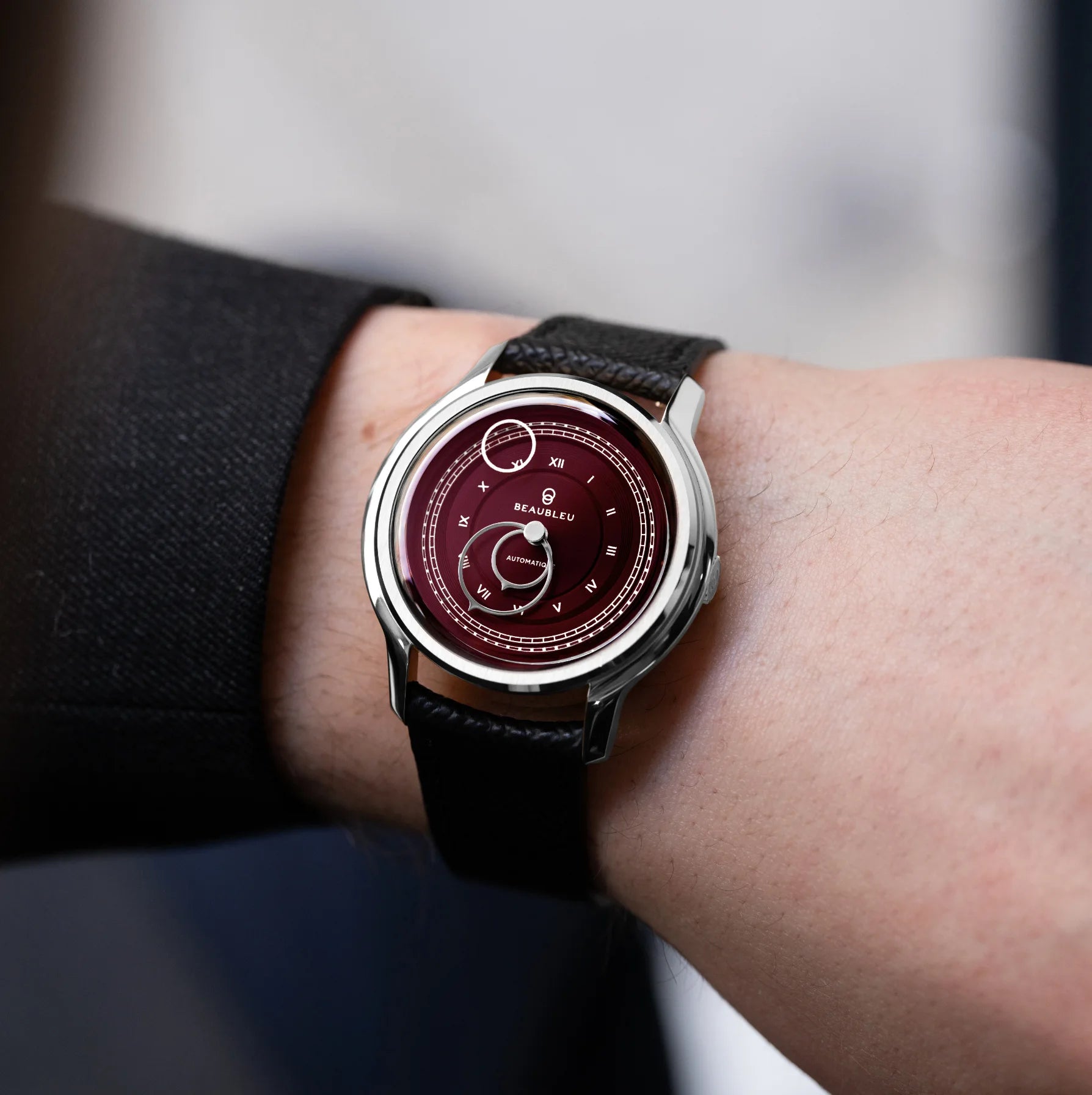 Montre Beaubleu La Pièce cadran lie de vin avec bracelet cuir grainé portée au poignet