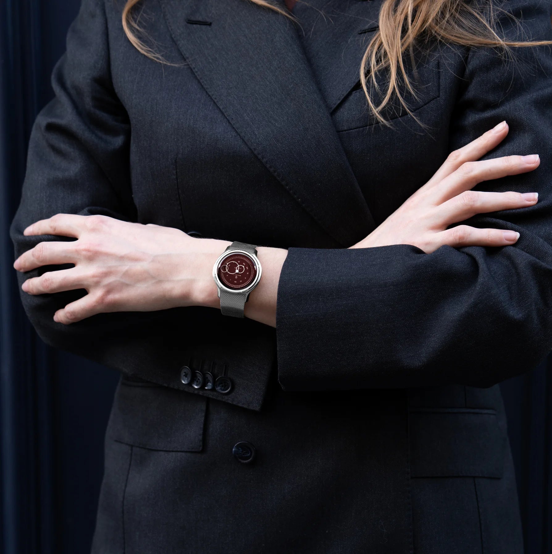 Montre Beaubleu La Pièce Lie de Vin avec bracelet acier portée au poignet d'une femme avec une veste de costume