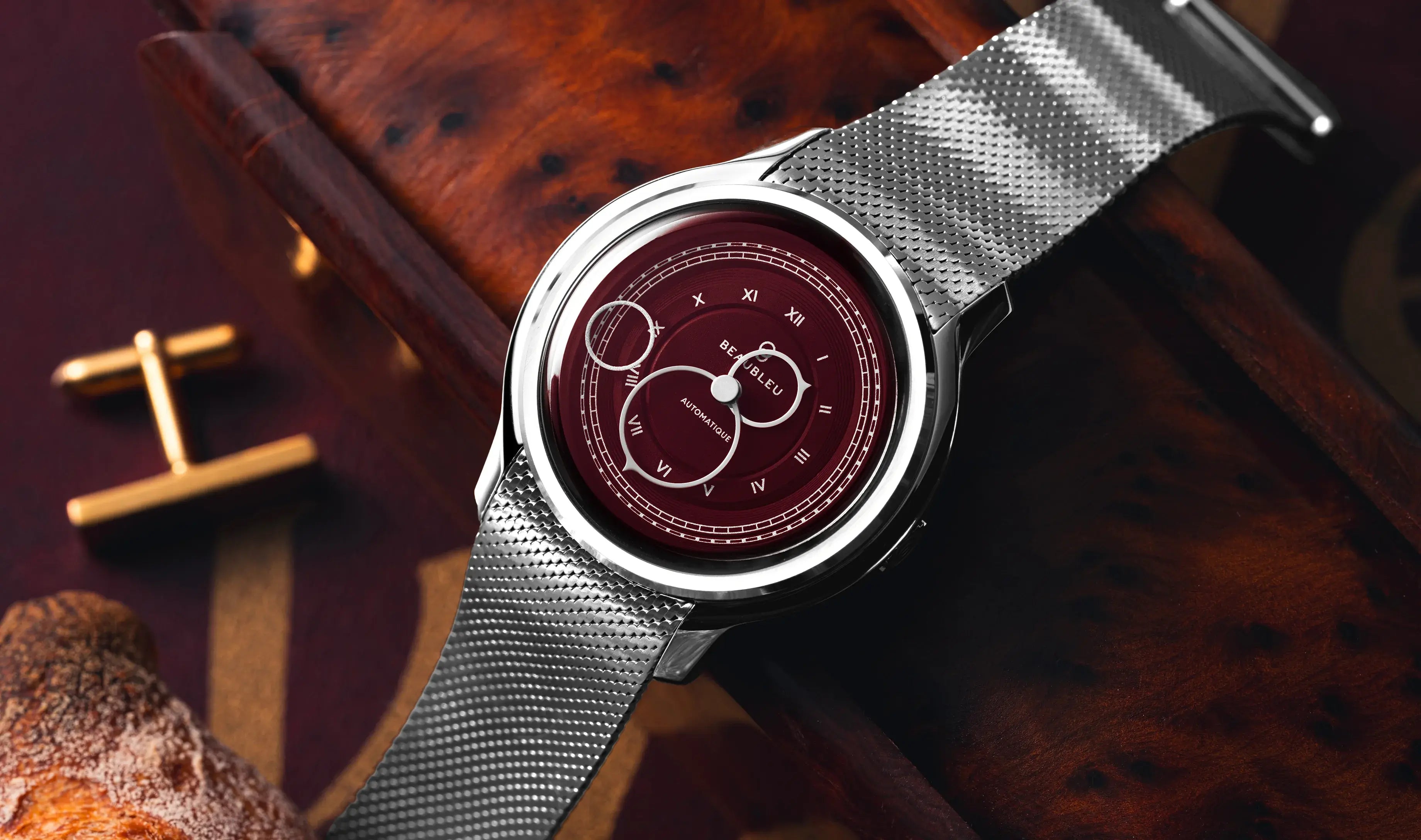 Montre La Pièce Lie de Vin de Beaubleu posée sur une boite en bois