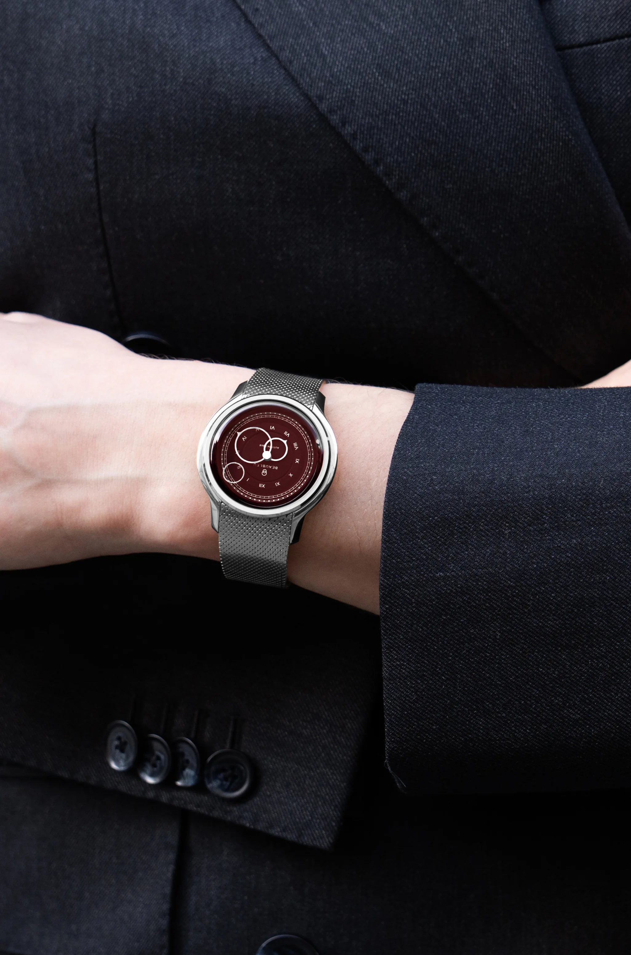 Montre Beaubleu La Pièce Lie de vin avec bracelet acier portée au poignet