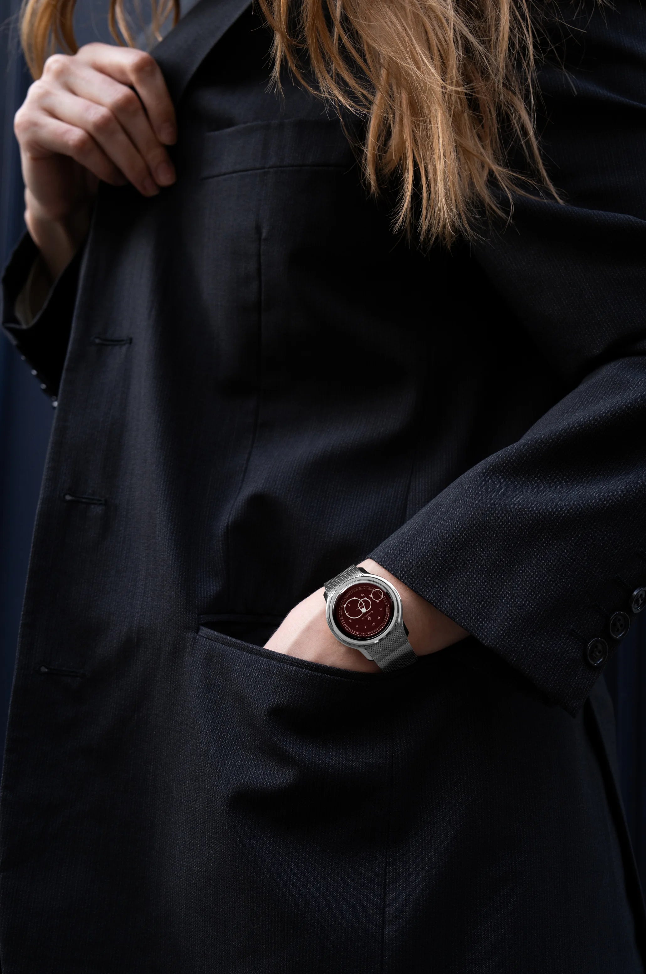 Montre Beaubleu La Pièce Lie de vin avec bracelet acier portée au poignet d'une femme avec la main dans la poche