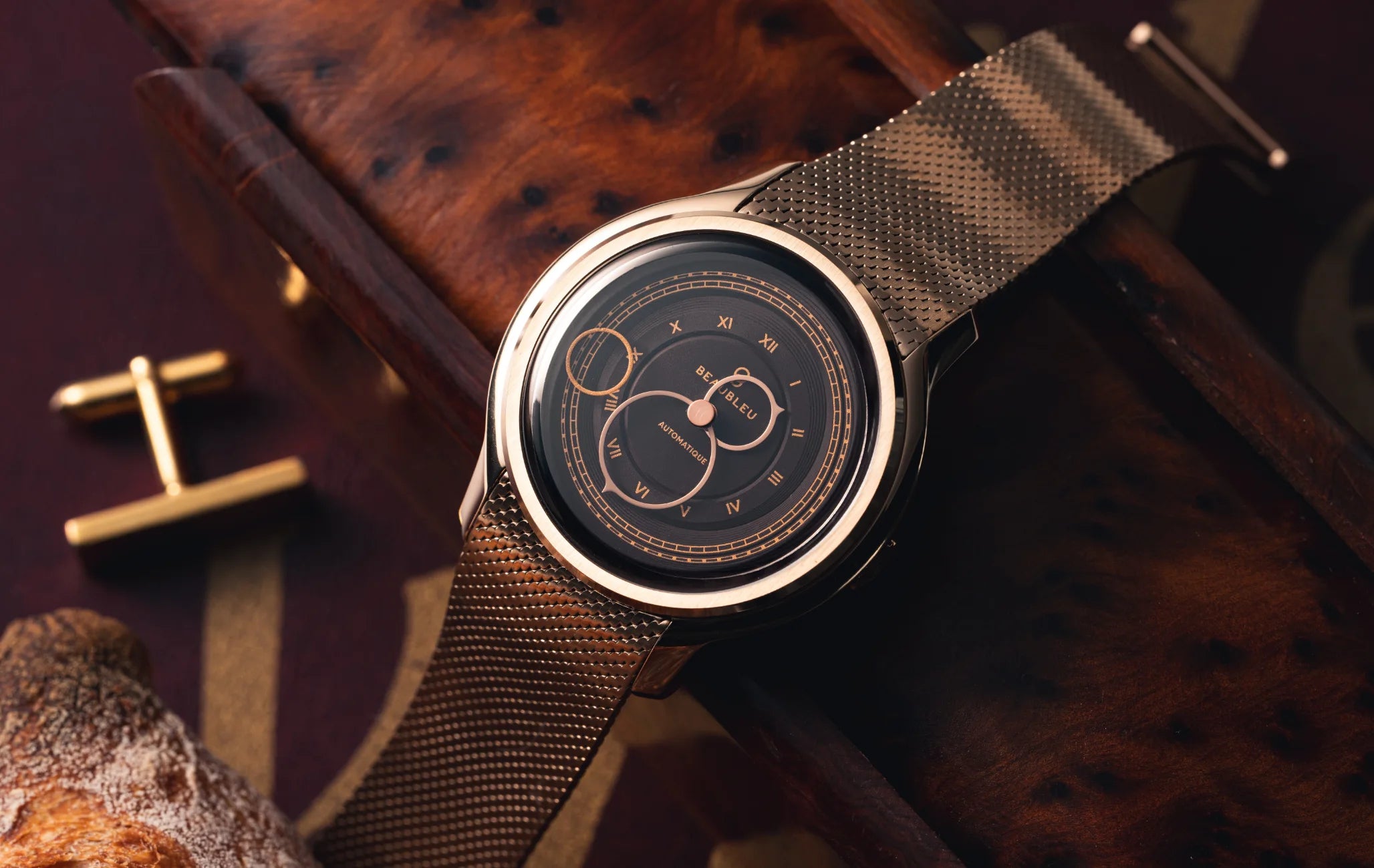 Montre La Pièce Moka de Beaubleu cadran marron posée sur un coffret en bois