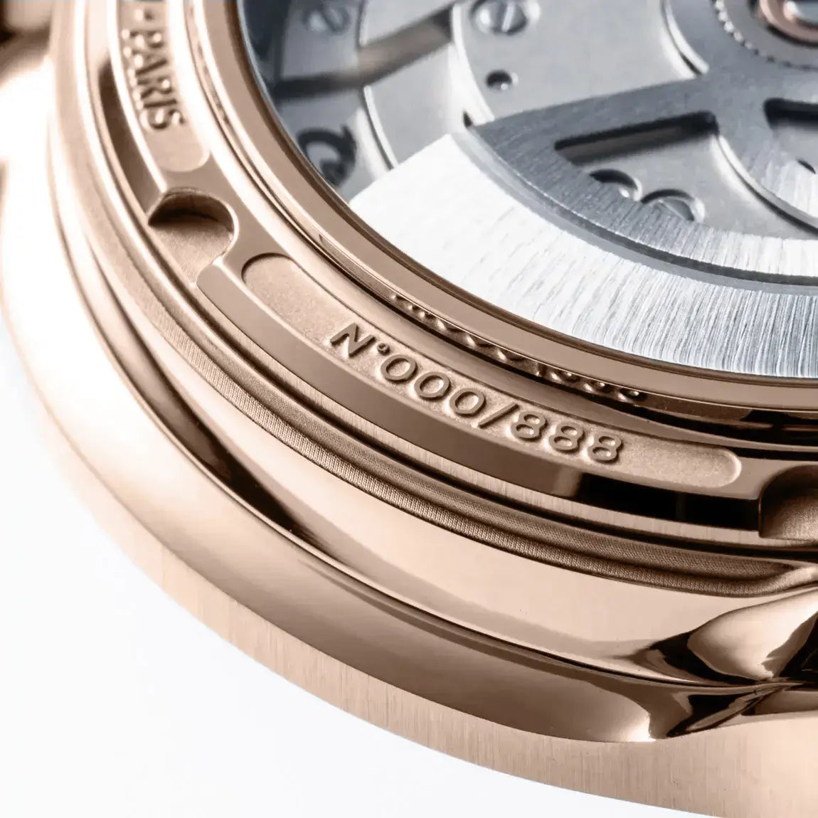 Dos du boîtier en or rose de la montre La Pièce de Beaubleu avec numéro de série gravé