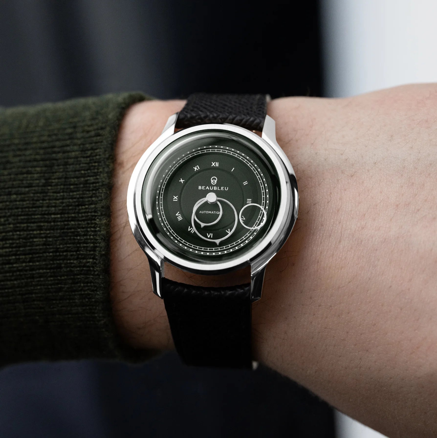 Montre Beaubleu La Pièce cadran vert avec bracelet cuir grainé portée au poignet
