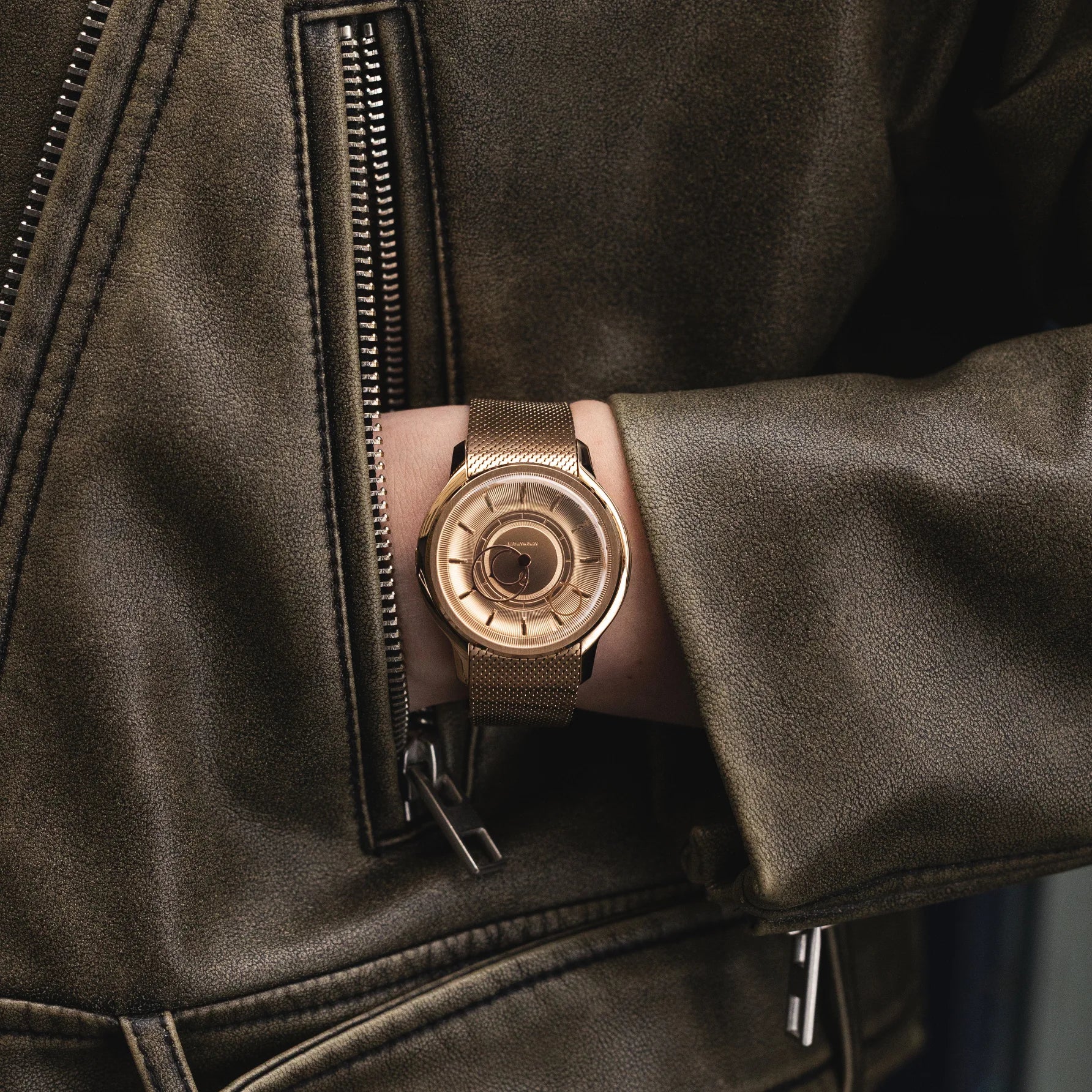 Montre La Pièce Or Rose de Beaubleu avec bracelet acier portée au poignet