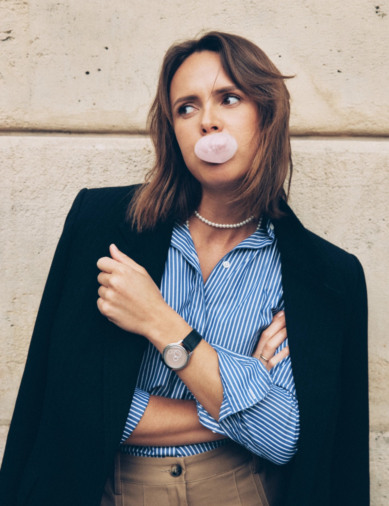 Femme portant une montre Seconde Française couleur saumon