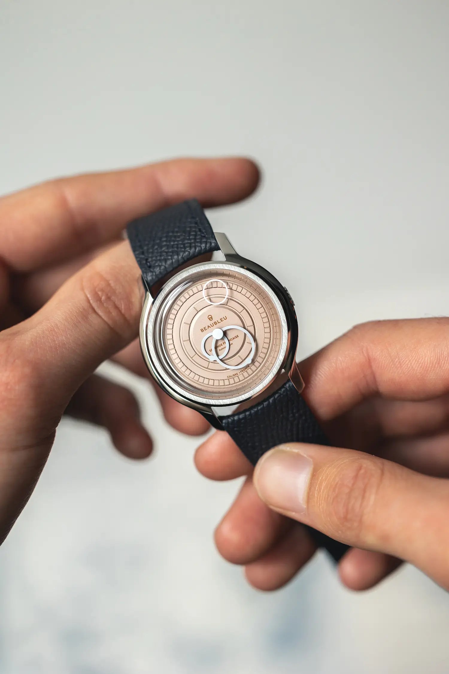 Montre Seconde Française saumon dans mains