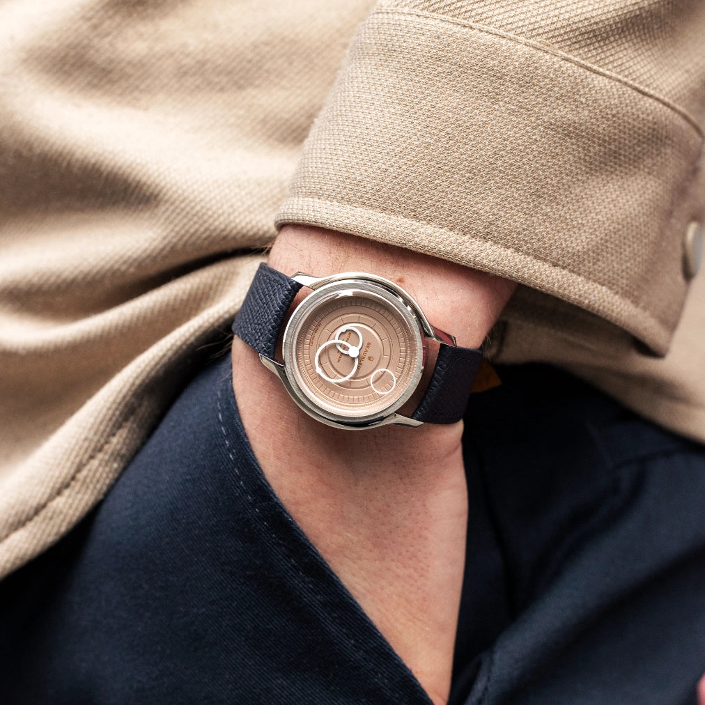 Main dans la poche avec montre Seconde Française saumon